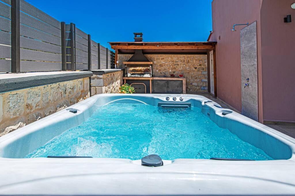 Villa Anthi, A Modern Villa With Salted Water Pool,Hot Tub & Bbq! Rethymno Exterior foto